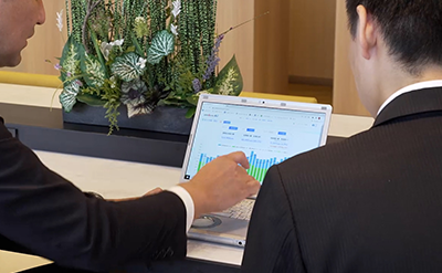 Web画面での社内報告の様子