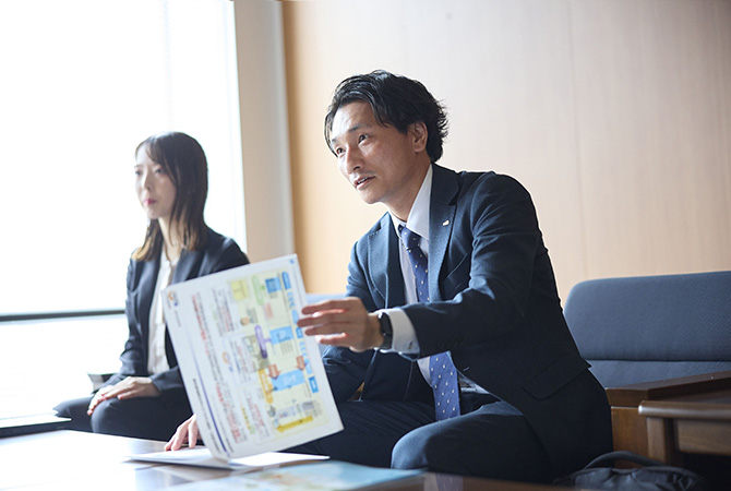 齋藤さん（右）と後輩の大西さん（左）